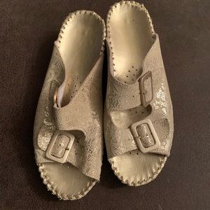 NWOT La Plume Beige Slip On Sandals Size 6